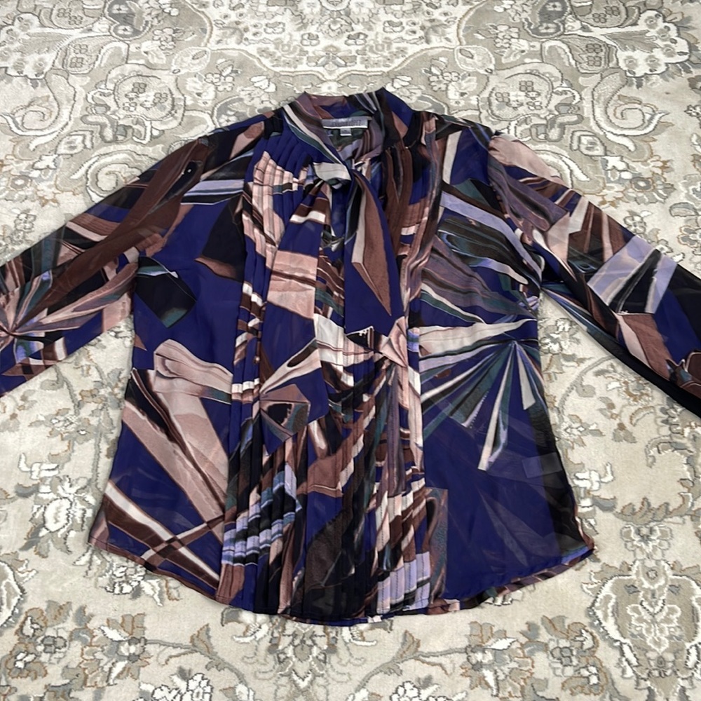 JENNIFER LOPEZ Gorgeous sheer patterned top Size M